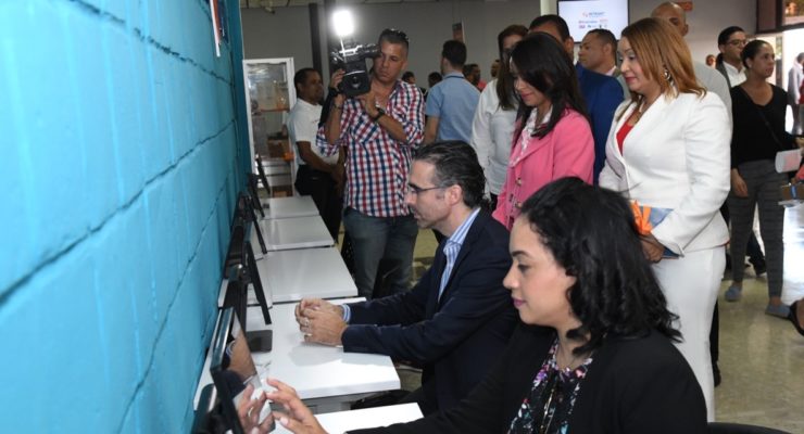 Ciudadanos que practican en los simuladores instalados por el Intrant, como entrenamiento para tomar el examen teórico.